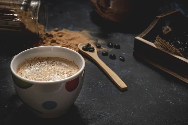 Nahaufnahme Einer Tasse Kaffee Neben Kaffeebohnen Und Einem Holzlöffel Auf — Stockfoto
