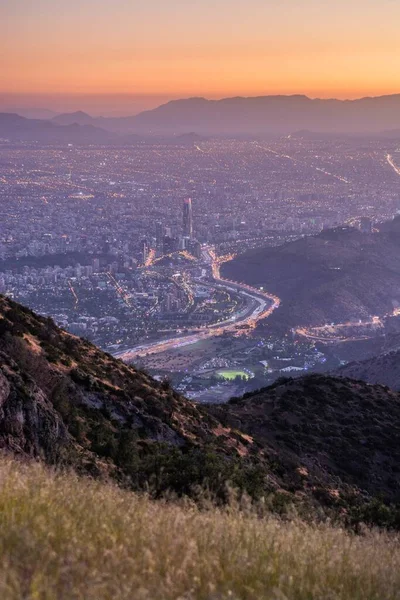 美丽的洛杉矶在美国加利福尼亚五彩缤纷的日落下闪烁着光芒 — 图库照片