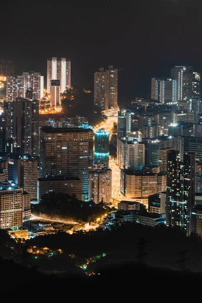 夜の街並みを空中で魅惑的なショット — ストック写真