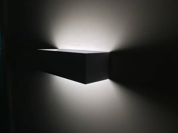 Una Toma Selectiva Enfoque Una Lámpara Luz Moderna Conectada Una — Foto de Stock