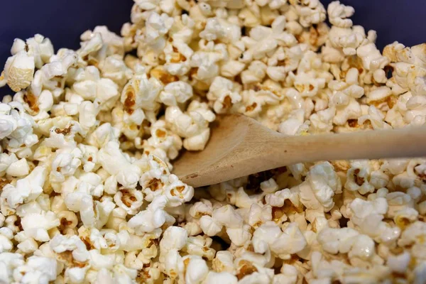 Detailní Záběr Dřevěné Lžíce Popcorn — Stock fotografie