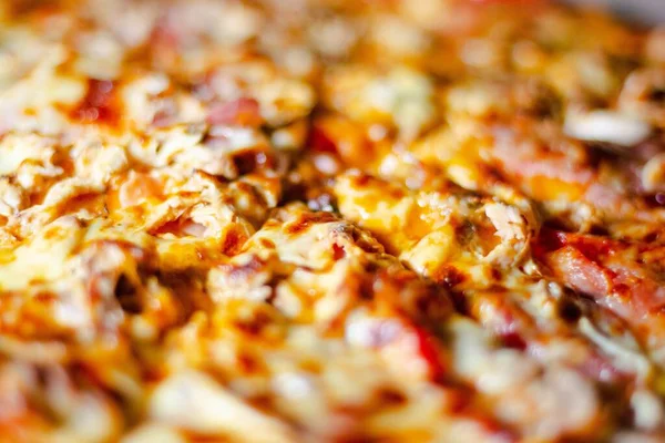 Close Uma Deliciosa Pizza Com Peito Frango Tomate — Fotografia de Stock