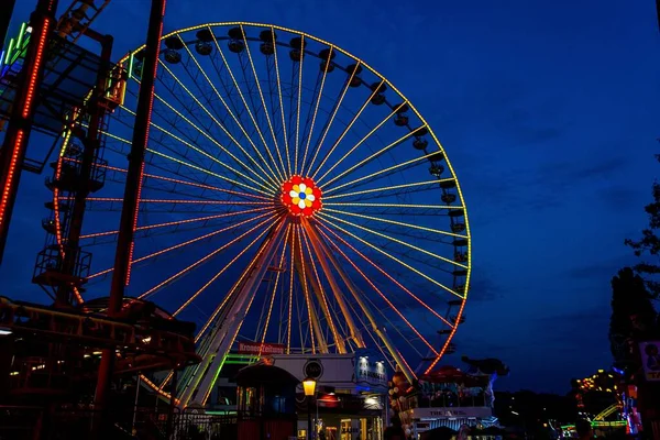 Eine Landschaftsaufnahme Eines Riesenrads Abend — Stockfoto