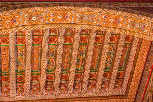 Niski Kąt Strzał Kolorowe Hipnotyzujące Zdobione Sufit — Zdjęcie stockowe
