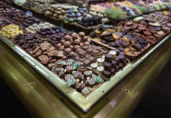 Egy Nagy Szög Lövés Piaci Polcok Tele Különböző Csokoládék — Stock Fotó