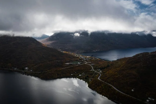 Uma Vista Aérea Uma Bela Paisagem Montanhosa Com Lago Sob — Fotografia de Stock