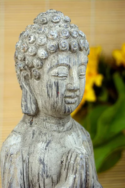 Close Uma Estátua Buda Fundo Embaçado — Fotografia de Stock