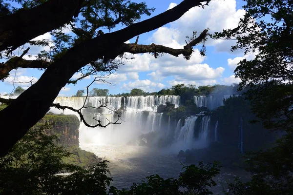 Gyönyörű Iguazu Vízesés Ömlik Iguaza Folyóba Argentínában — Stock Fotó