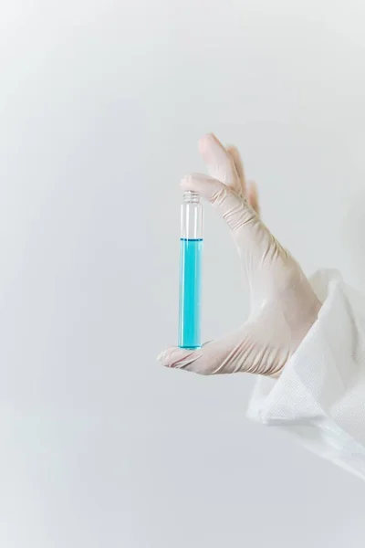Uma Mão Profissional Saúde Cientista Usando Terno Proteção Luvas Brancas — Fotografia de Stock