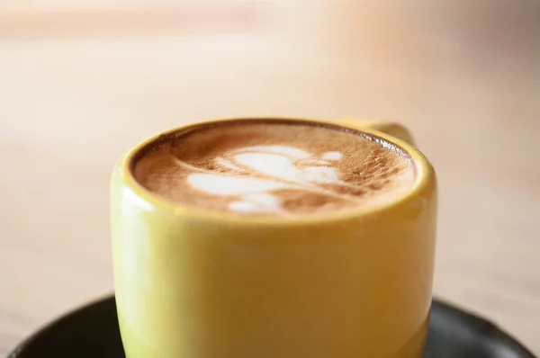 Eine Selektive Fokusaufnahme Einer Tasse Kaffee Mit Latte Art Auf — Stockfoto