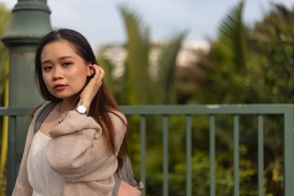 Una Joven Asiática Posando Delante Cerca Hierro Verde —  Fotos de Stock