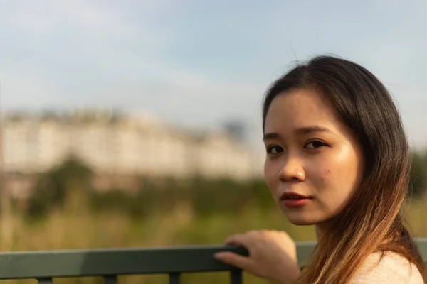 鉄格子を持った若いアジア人女性の肖像画 — ストック写真