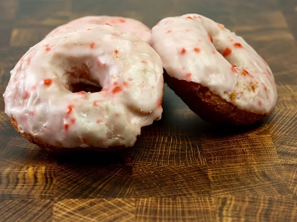 Eine Nahaufnahme Von Köstlichen Donuts Auf Brauner Oberfläche — Stockfoto