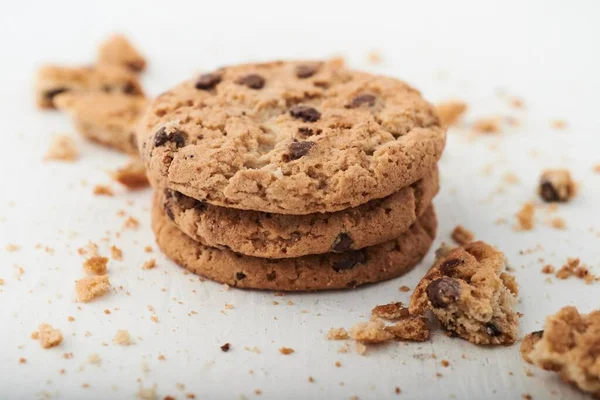 Focus Selettivo Biscotti Con Gocce Cioccolato Una Superficie Bianca — Foto Stock