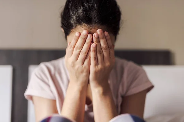 Yatak Odasında Ağlayan Bir Kadının Yakın Plan Çekimi Yalnızlık Üzüntü — Stok fotoğraf