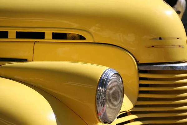 Une Belle Voiture Jaune Classique Des Années 1950 — Photo