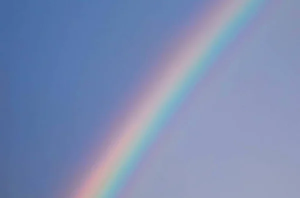 青空に虹の美しいショット — ストック写真