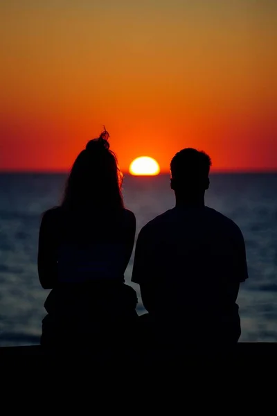 Silueta Páru Který Užívá Krásný Západ Slunce Břehu Moře — Stock fotografie