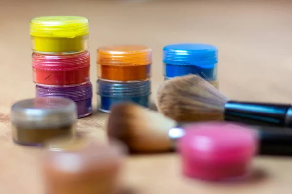 Tiro Alto Ângulo Gloss Maquiagem Colorida Escovas Uma Superfície Madeira — Fotografia de Stock
