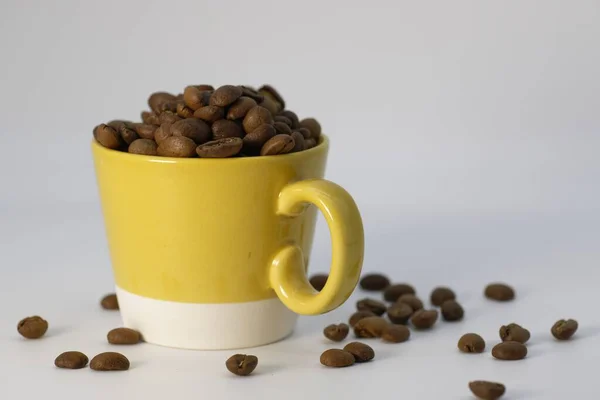Egy Nagy Látószögű Lövés Egy Csésze Kávébabról Némi Babbal Fehér — Stock Fotó