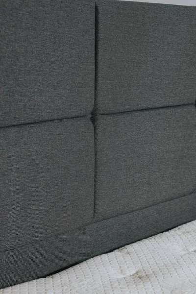 Eine Vertikale Aufnahme Eines Bettes Mit Weißer Matratze Und Grauem — Stockfoto