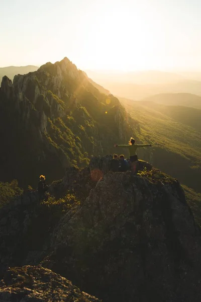 Молодь Вершині Гори Під Час Заходу Сонця — стокове фото