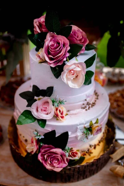 Egy Függőleges Felvétel Egy Fehér Esküvői Tortáról Színes Virágokkal Díszítve — Stock Fotó