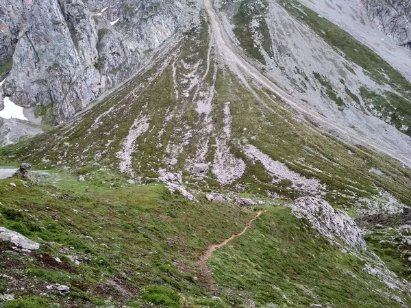 Colpo Orizzontale Una Montagna Coperta Erba Pietrisco Sul Bordo — Foto Stock