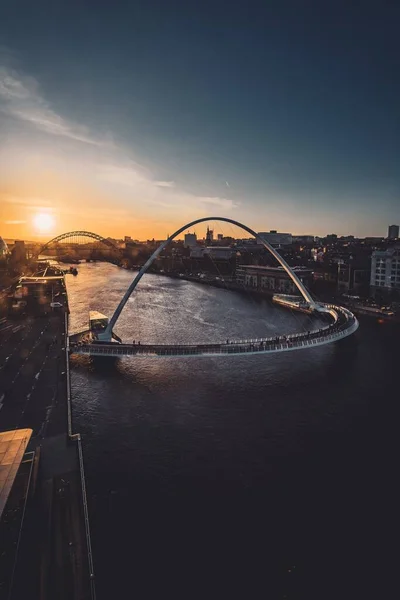 Eine Vertikale Ansicht Einer Brücke Über Einen Fluss Bei Sonnenuntergang — Stockfoto