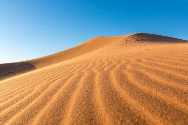 Een Close Van Zand Kabbelt Zand Duinen Een Woestijn Tegen — Stockfoto