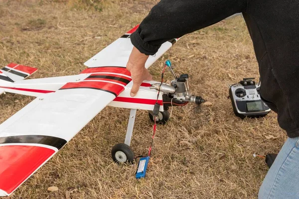 Primo Piano Maschio Che Tiene Aeroplano Giocattolo Sul Terreno Durante — Foto Stock