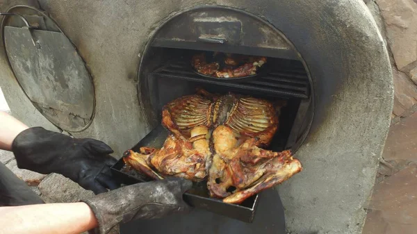 Tiro Close Cozinheiro Com Luvas Pretas Tirando Cabra Assada Forno — Fotografia de Stock