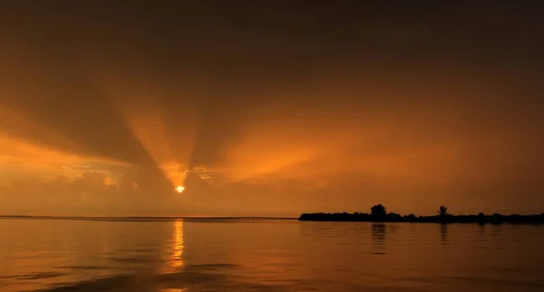 Красивый Снимок Золотого Заката Над Морем — стоковое фото