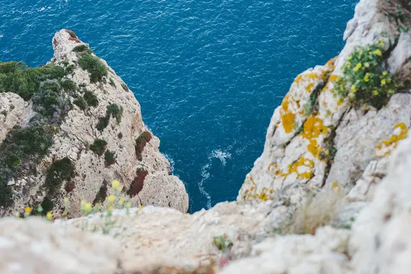 水の前の崖の高角度ショット — ストック写真