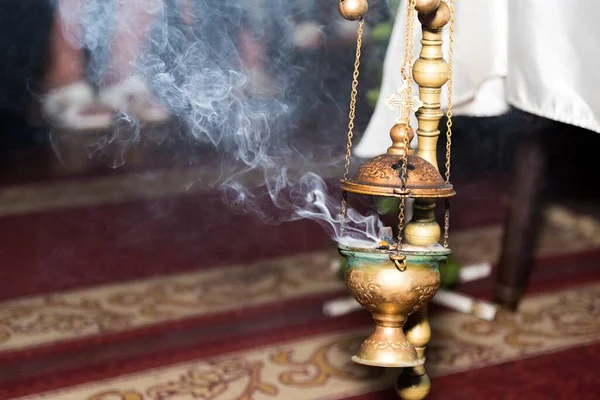 Egy Keresztény Vallási Eszköz Közelsége Ami Füstölögteti Füstölőt — Stock Fotó