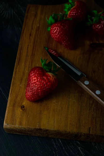Vertical Closeup Shot Fresh Ripe Strawberries Knife Wooden Board — Stock Photo, Image