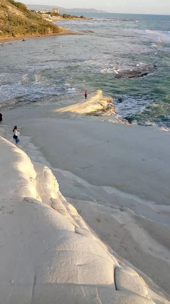 Tiro Vertical Das Pessoas Que Estão Superfície Pedra Praia — Fotografia de Stock