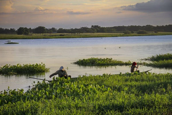 Ein Junger Mann Fischt Bei Sonnenaufgang Mit Seinem Sohn Fluss — Stockfoto
