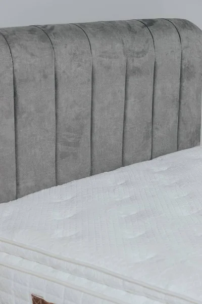 Primer Plano Una Cama Con Colchón Blanco Cabecero Tela Gris — Foto de Stock