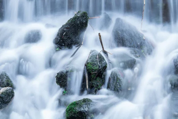 Une Longue Exposition Cascade Mousseuse Sur Les Roches Moussues — Photo