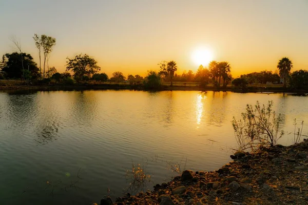 Uma Bela Vista Pôr Sol Sobre Lago Refletindo Árvores Arbustos — Fotografia de Stock