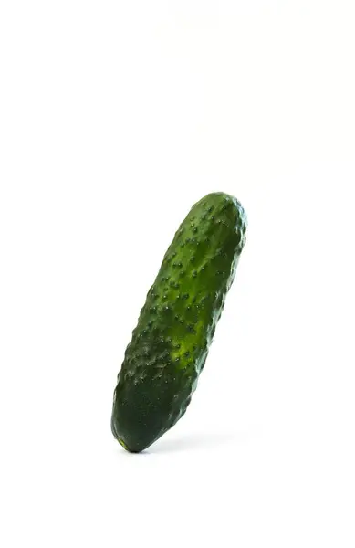 Een Sappige Verse Komkommer Geïsoleerd Een Witte Achtergrond — Stockfoto