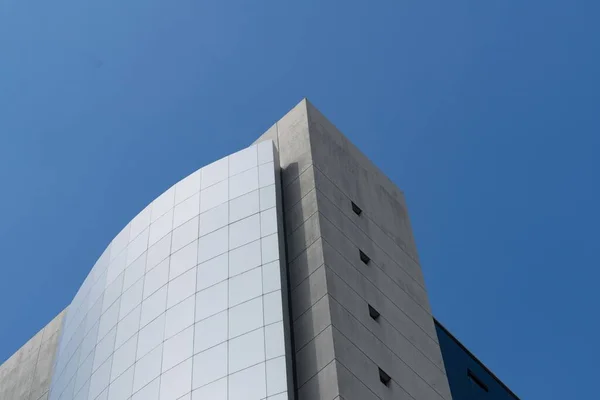 Низький Кут Знімка Сучасної Будівлі Блакитним Небом Задньому Плані — стокове фото