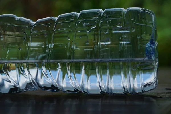 Enfoque Selectivo Una Botella Agua Medio Vacía Una Superficie Capturada —  Fotos de Stock