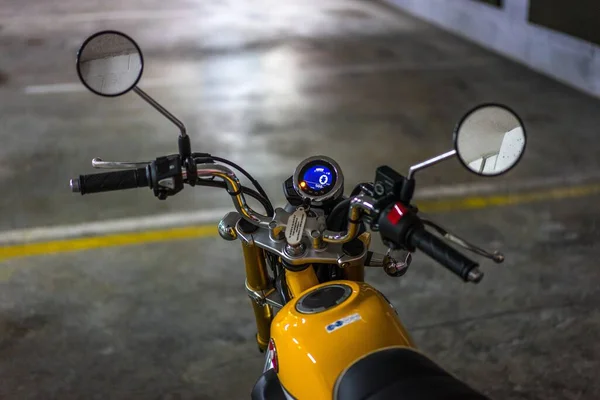 Plan Horizontal Une Moto Jaune Noire Dans Parking Souterrain — Photo