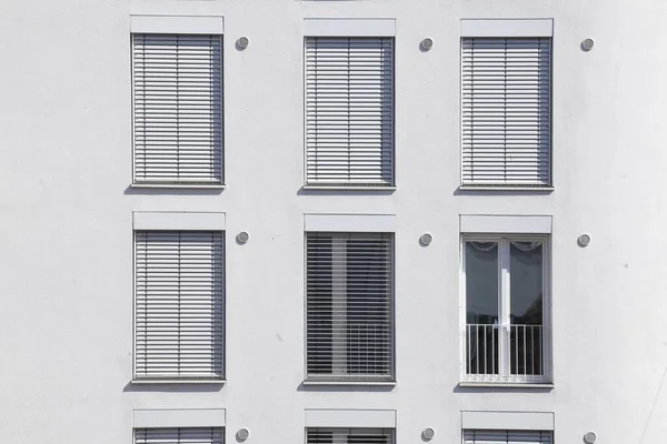 Nahaufnahme Von Fenstern Einem Modernen Weißen Gebäude — Stockfoto