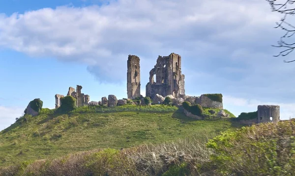 Hermoso Plano Las Ruinas Del Castillo Corfe Bajo Cielo Azul — Foto de Stock