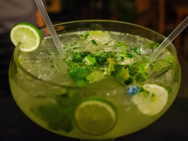 Een Glas Mojito Met Limoen Munt Een Bar — Stockfoto