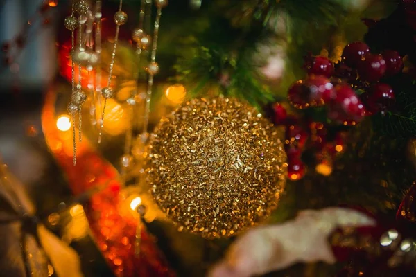 Colpo Orizzontale Oro Lucido Ornamento Palla Natale Appeso Albero Natale — Foto Stock