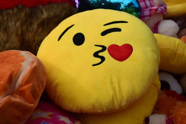 Zbliżenie Ujęcie Żółtej Okrągłej Poduszki Kształcie Całującego Serca Emoji — Zdjęcie stockowe